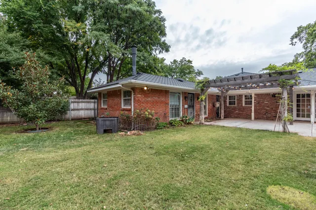 a view of a house with a backyard