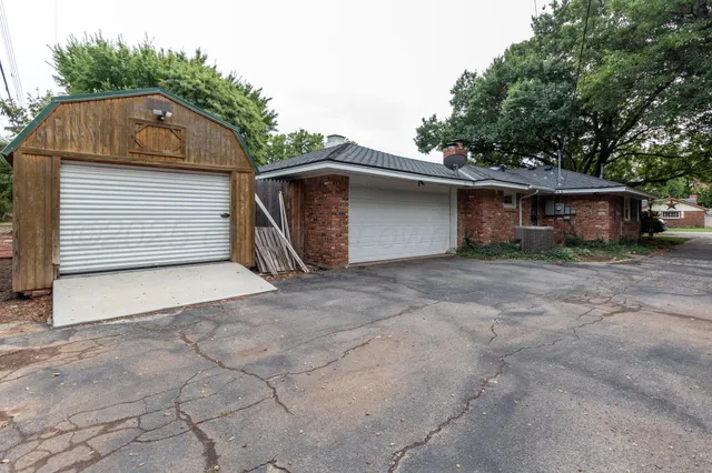 a view of a house with a yard and garage