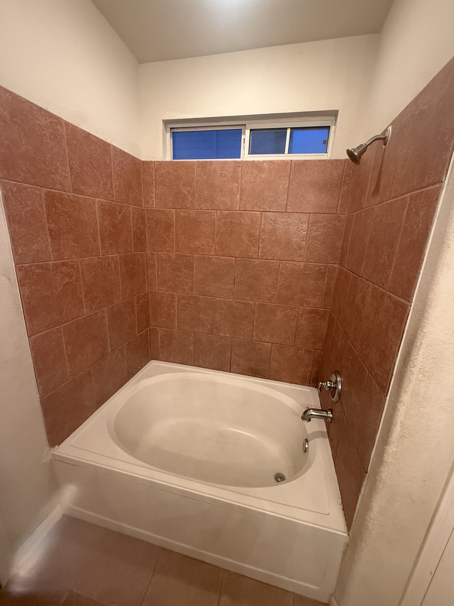 9429 Lambright Road Houston, TX 77075 - Photo 20 of 40 Primary downstairs bathroom garden tub.