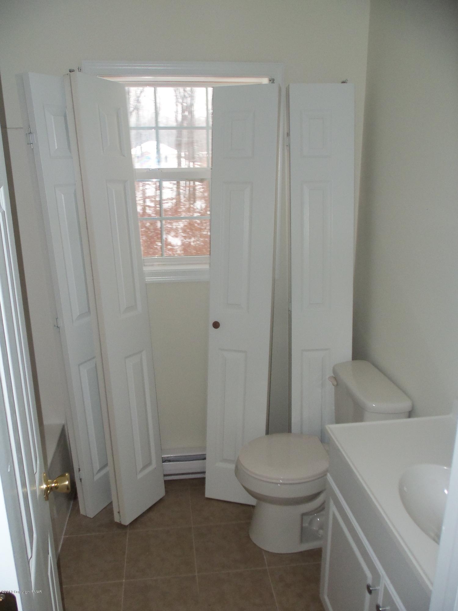 4153 Romeo Road Tobyhanna, PA 18466 - Photo 28 of 41 a bathroom with a toilet a sink and a bathtub