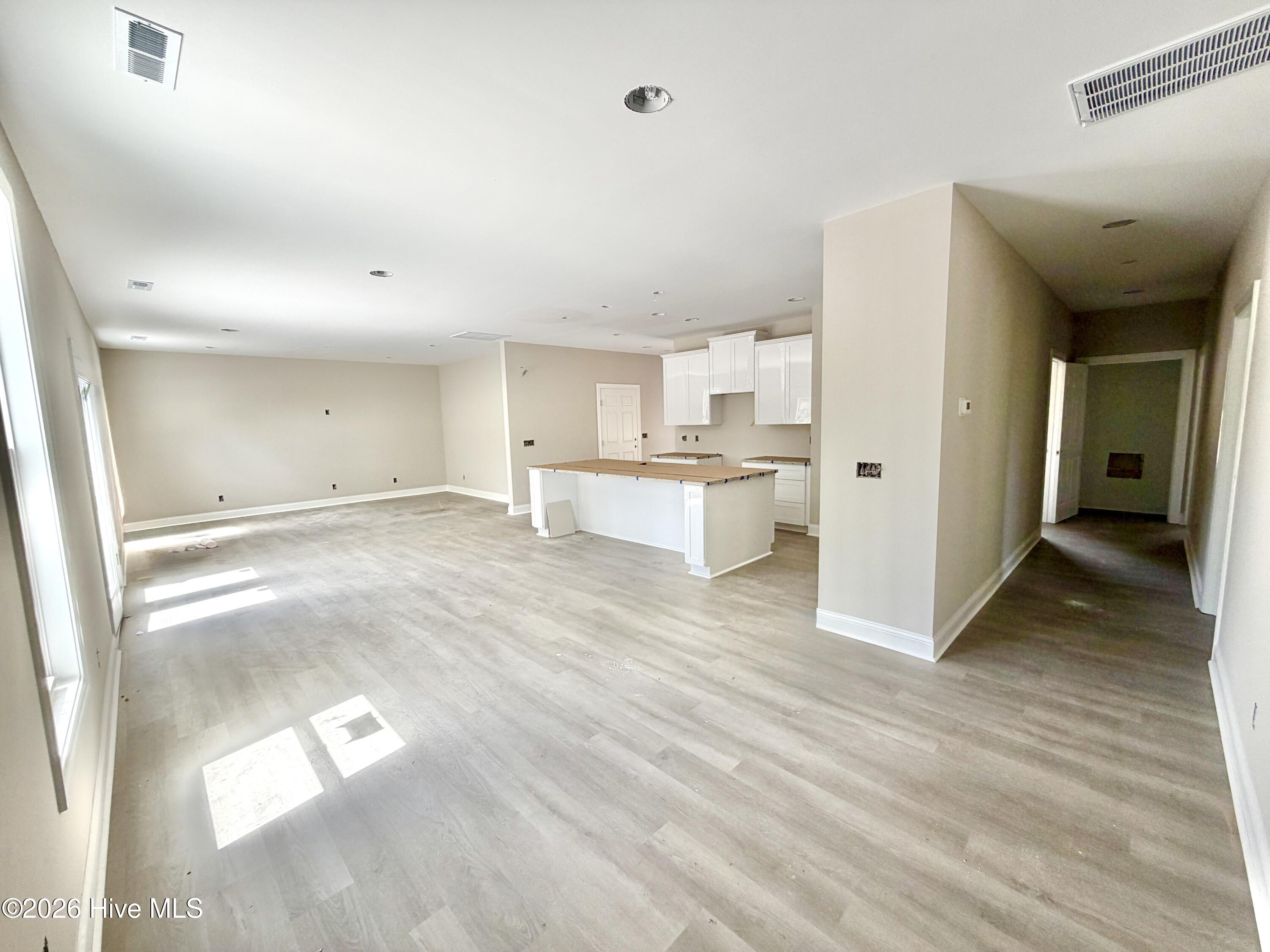 2886 Fox Run Circle Kinston, NC 28504 - Photo 5 of 14 Kitchen/Living room