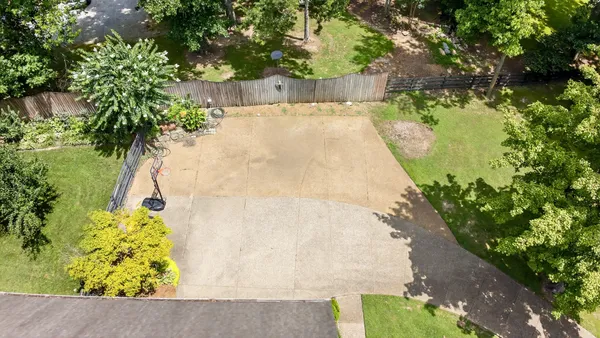 a view of yard with green space