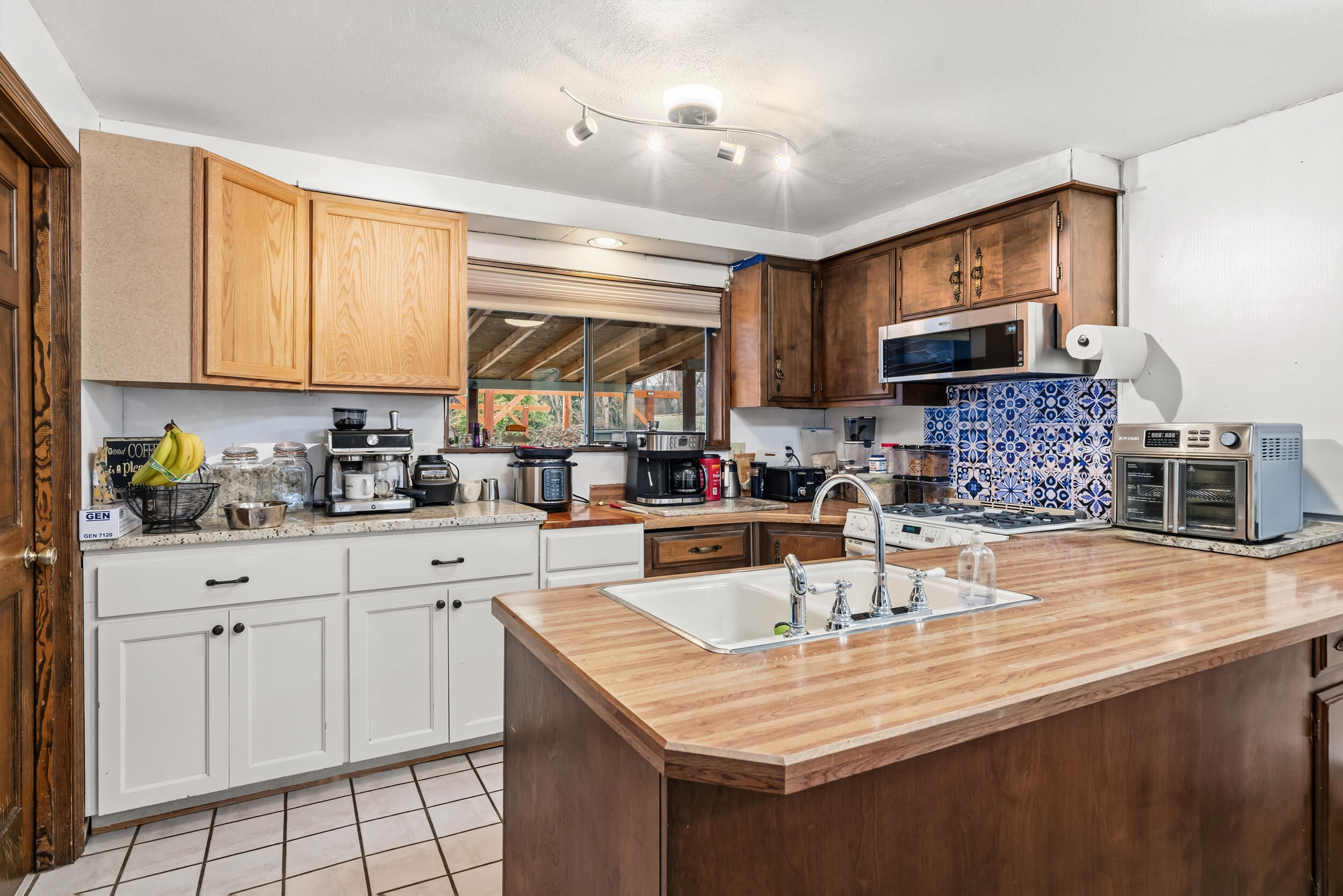 1654 Thomas Road Medford, OR 97501 - Photo 10 of 46 22_1654 thomas rd, medford, or 97501-21