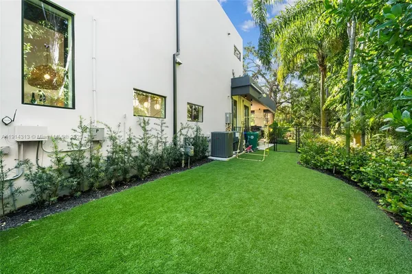 a view of a house with a backyard
