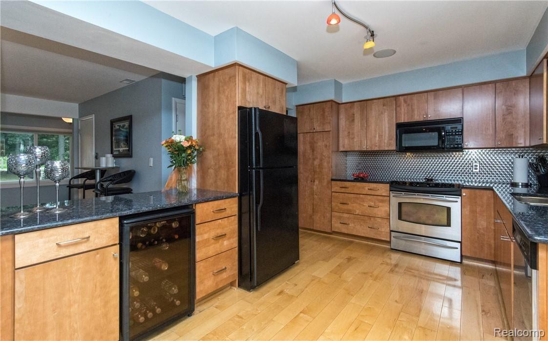 7272 Hatchery Road Waterford, MI 48327 - Photo 6 of 46 Very roomy kitchen fit with granite countertops and wine fridge!