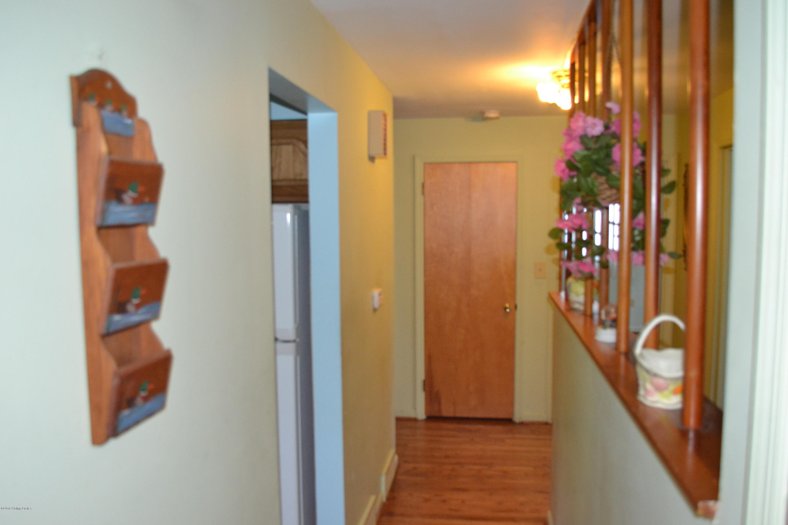 8507 Eula Road Louisville, KY 40219 - Photo 8 of 28 Hallway