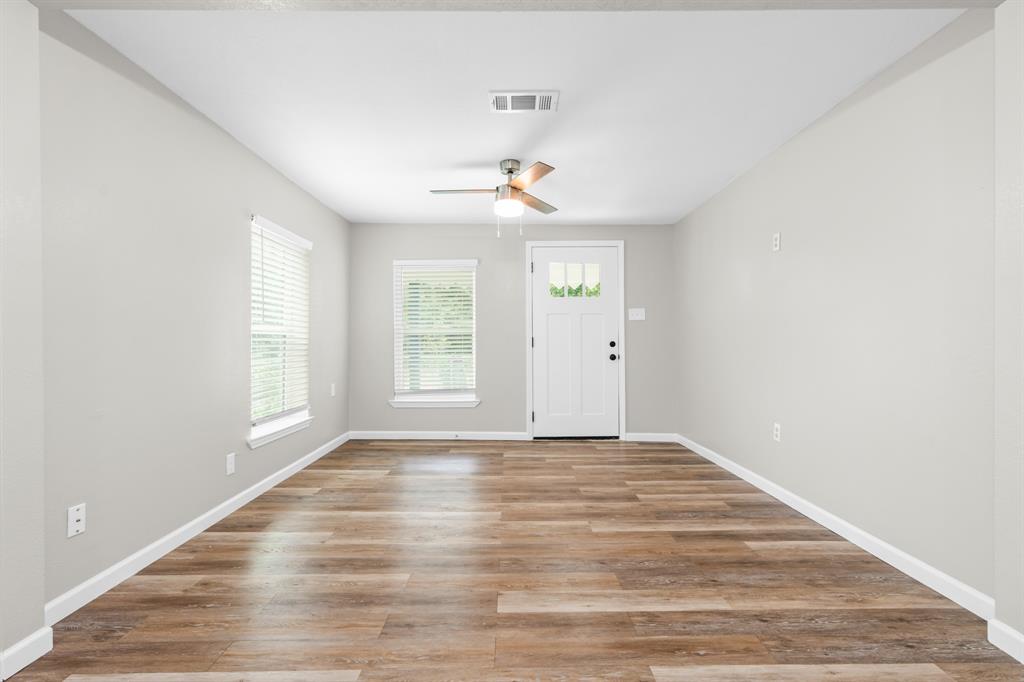 1210 Southey Street Waco, TX 76704 - Photo 4 of 29 an empty room with windows and ceiling fan