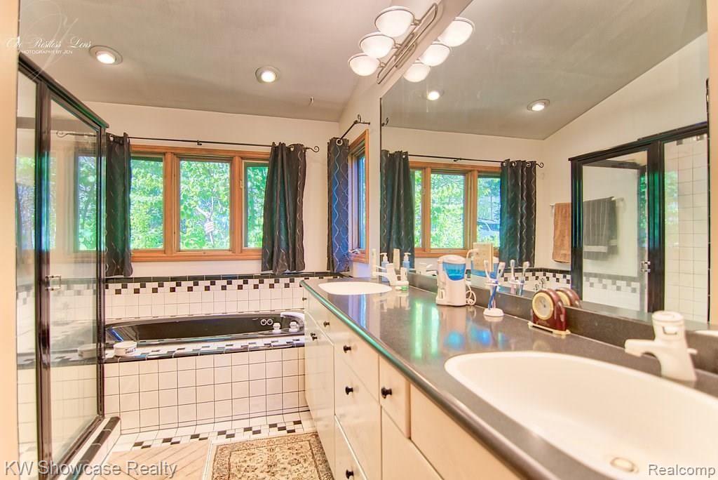 3348 Benstein Road Commerce Township, MI 48382 - Photo 22 of 40 Master bath- dual sinks, jetted tub