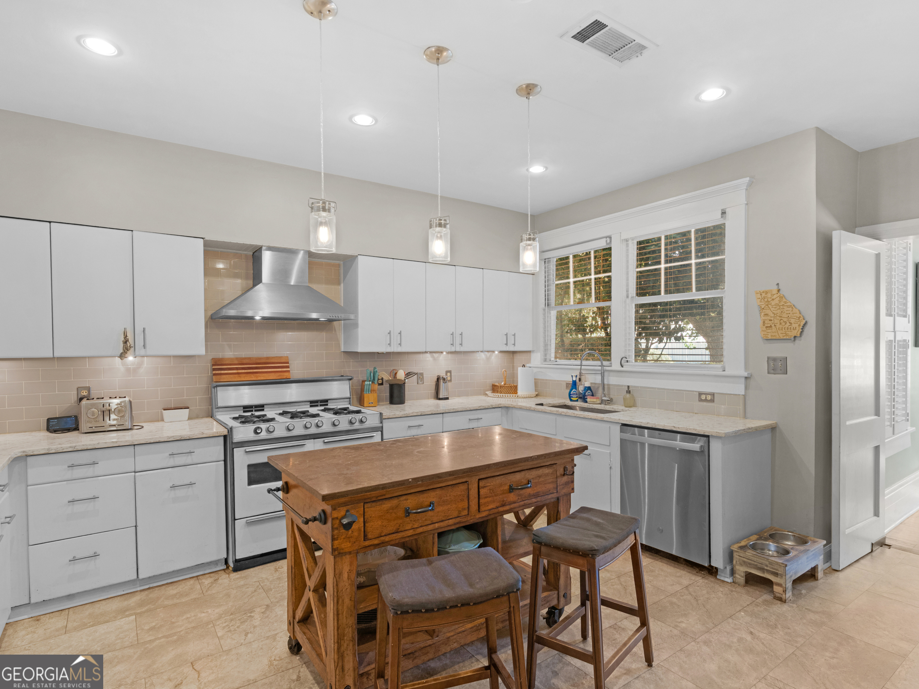 192 Corbin Avenue Macon, GA 31204 - Photo 27 of 35 a kitchen with a stove a sink and a refrigerator