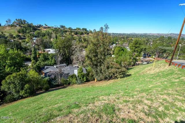 a view of a garden with houses
