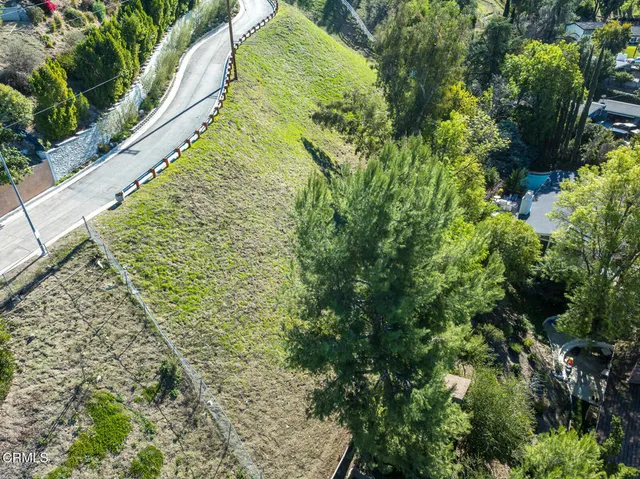 a view of a back yard of the house