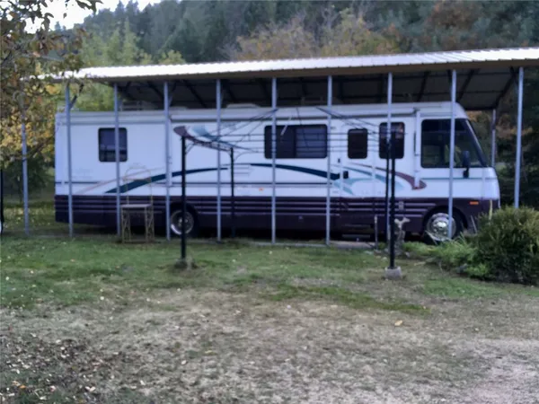 a view of a bird bath tub