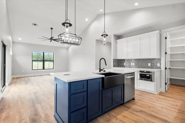 $2,700 | 205 N Avenue, Johnson City, TX 78636