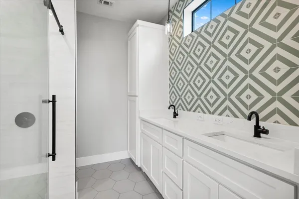 $2,700 | 205 N Avenue, Johnson City, TX 78636