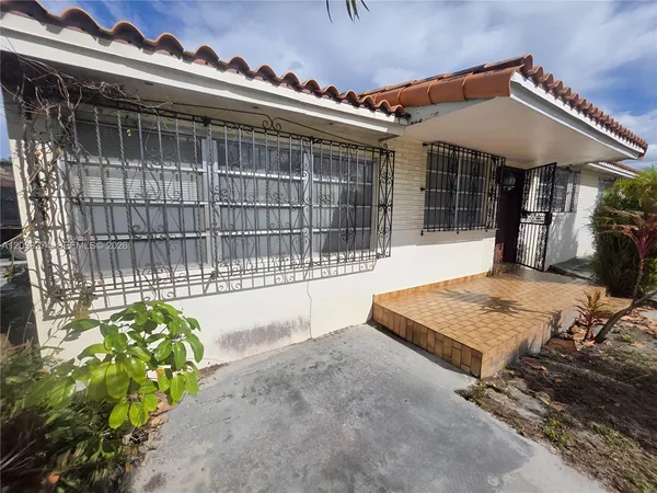 $489,900 | 405 Southeast 4th Avenue, Hialeah, FL 33010