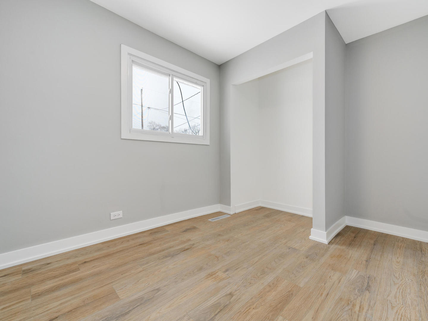 173 East Dennis Road Wheeling, IL 60090 - Photo 11 of 15 a view of an empty room with wooden floor and a window