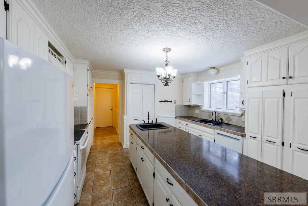 225 Nez Perce Avenue Rexburg, ID 83440 - Photo 11 of 52 Kitchen