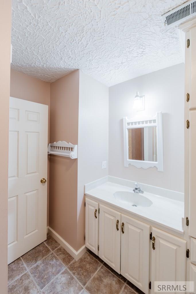 225 Nez Perce Avenue Rexburg, ID 83440 - Photo 24 of 52 Guest Bathroom