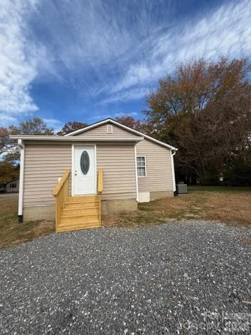 $1,350 | 3410 25th Avenue Northeast, Hickory, NC 28601