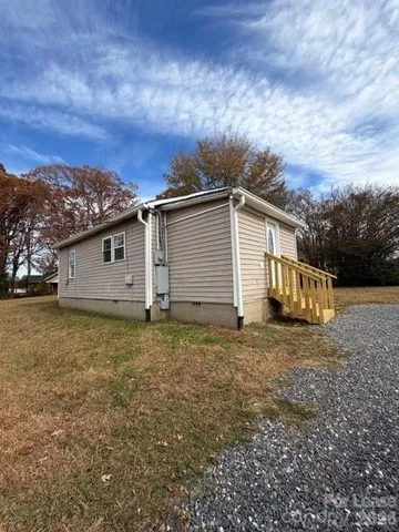 a view of a house with a backyard