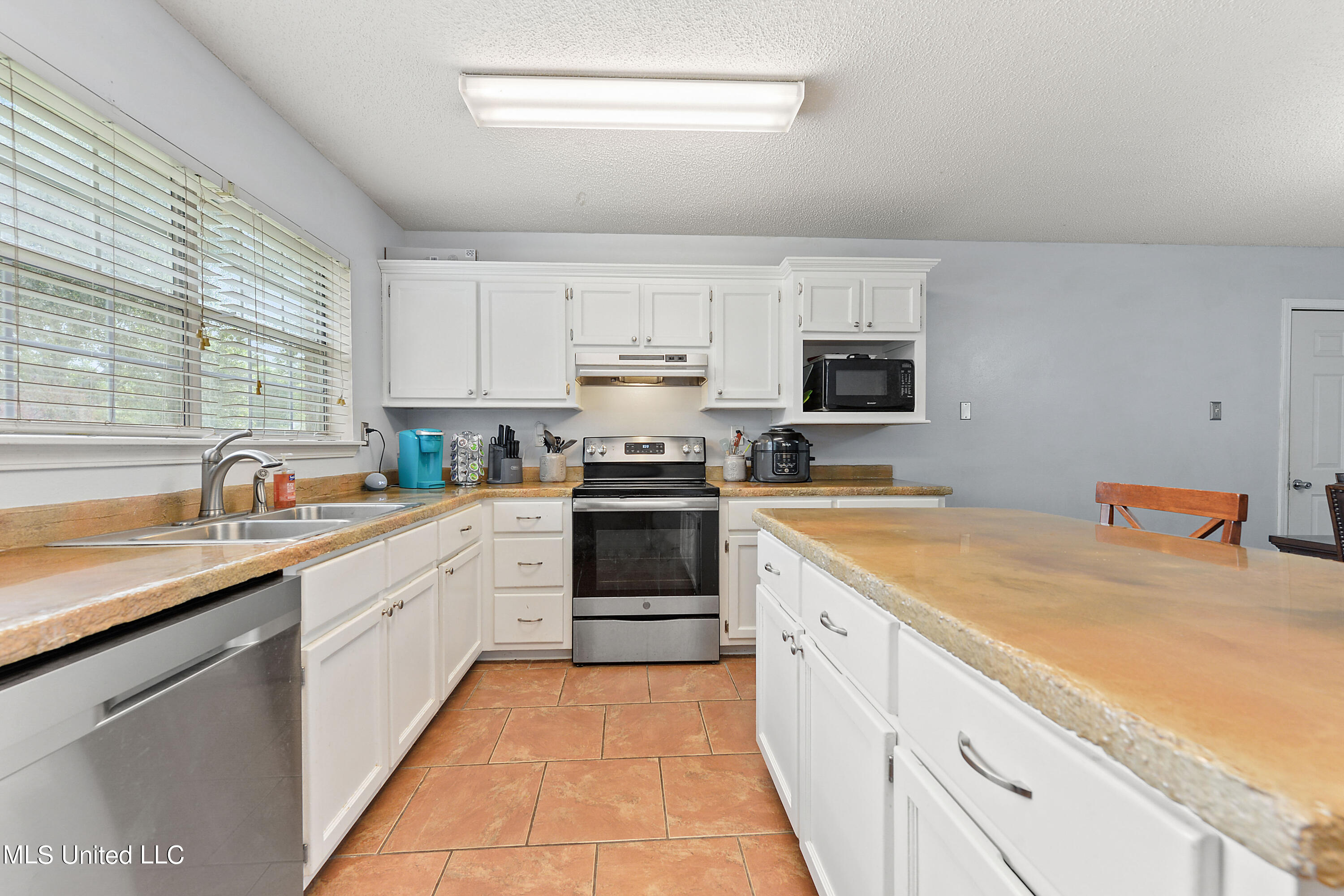 7832 Hilo Place Diamondhead, MS 39525 - Photo 10 of 24 010