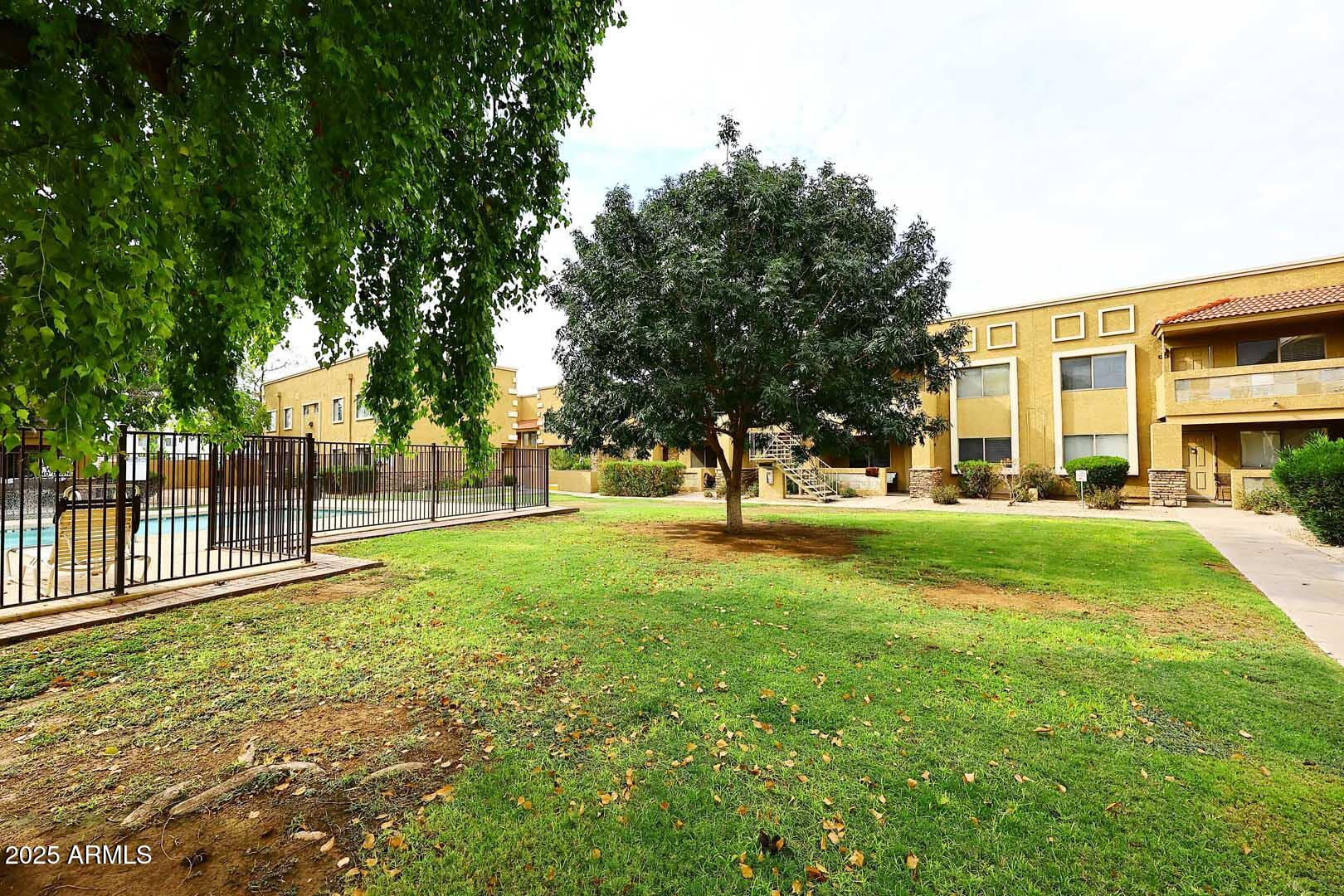 303 North Miller Road, Unit 1007 Scottsdale, AZ 85257 - Photo 26 of 28 a view of yard with tree s