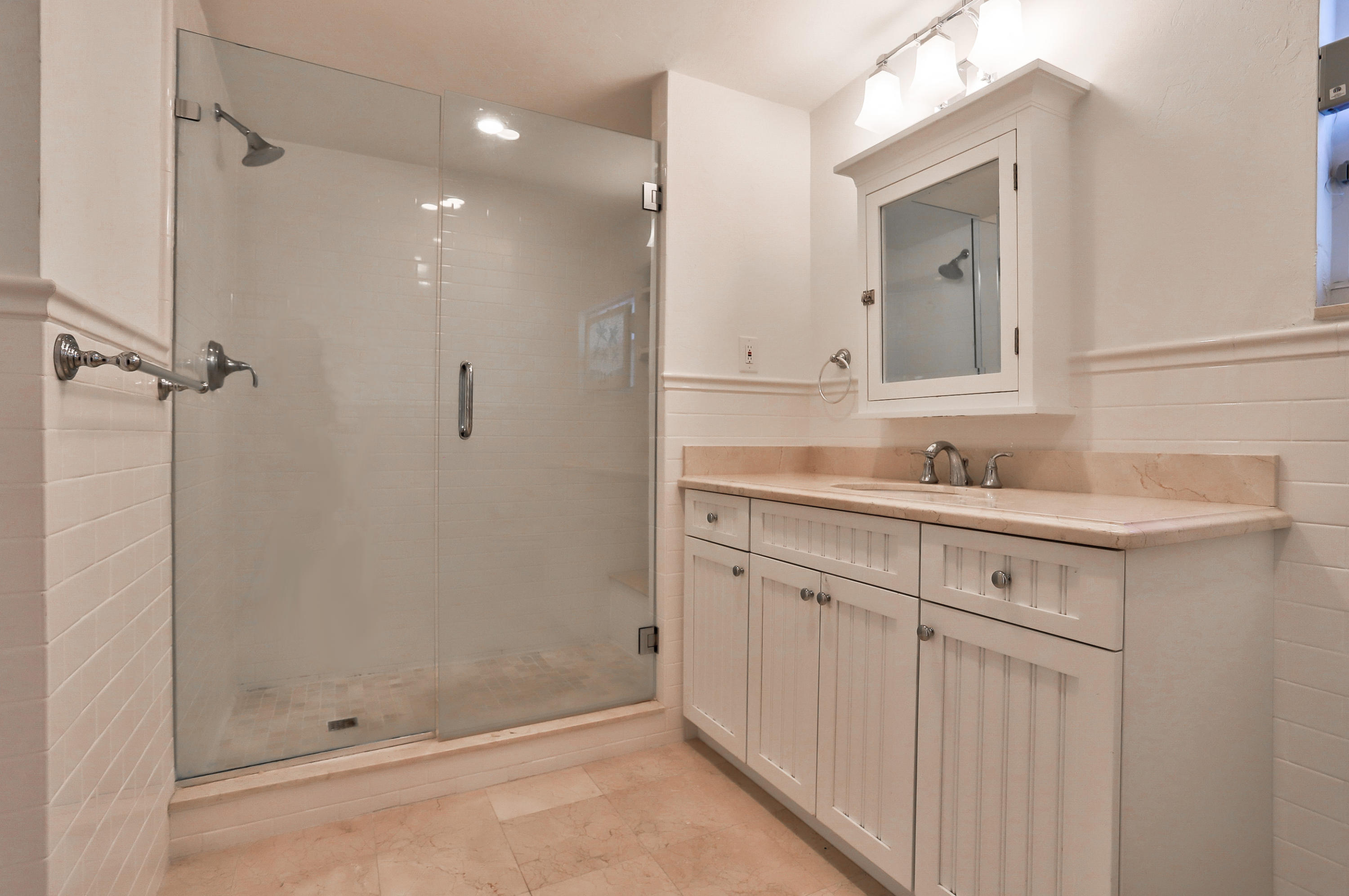 255 Pilgrim Road West Palm Beach, FL 33405 - Photo 11 of 19 Bathroom