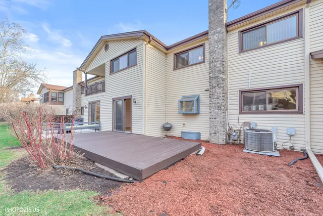 $344,000 | 1330 South Mallard Lane, Mount Prospect, IL 60056