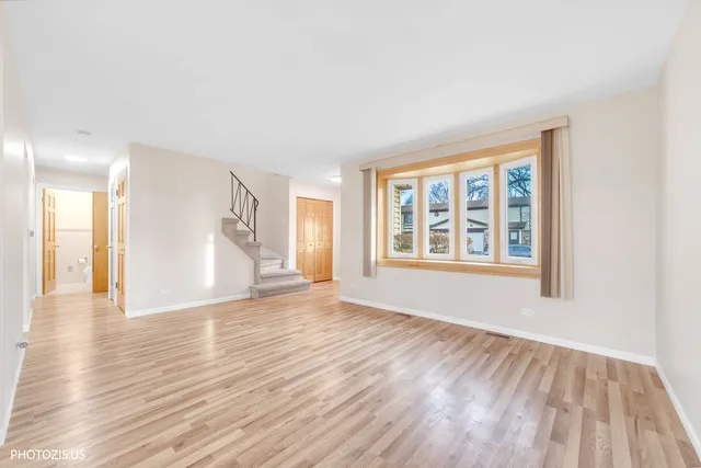 $344,000 | 1330 South Mallard Lane, Mount Prospect, IL 60056