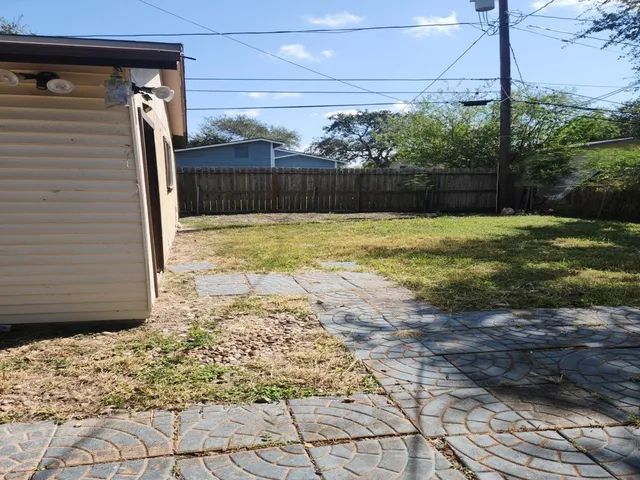 a view of a backyard