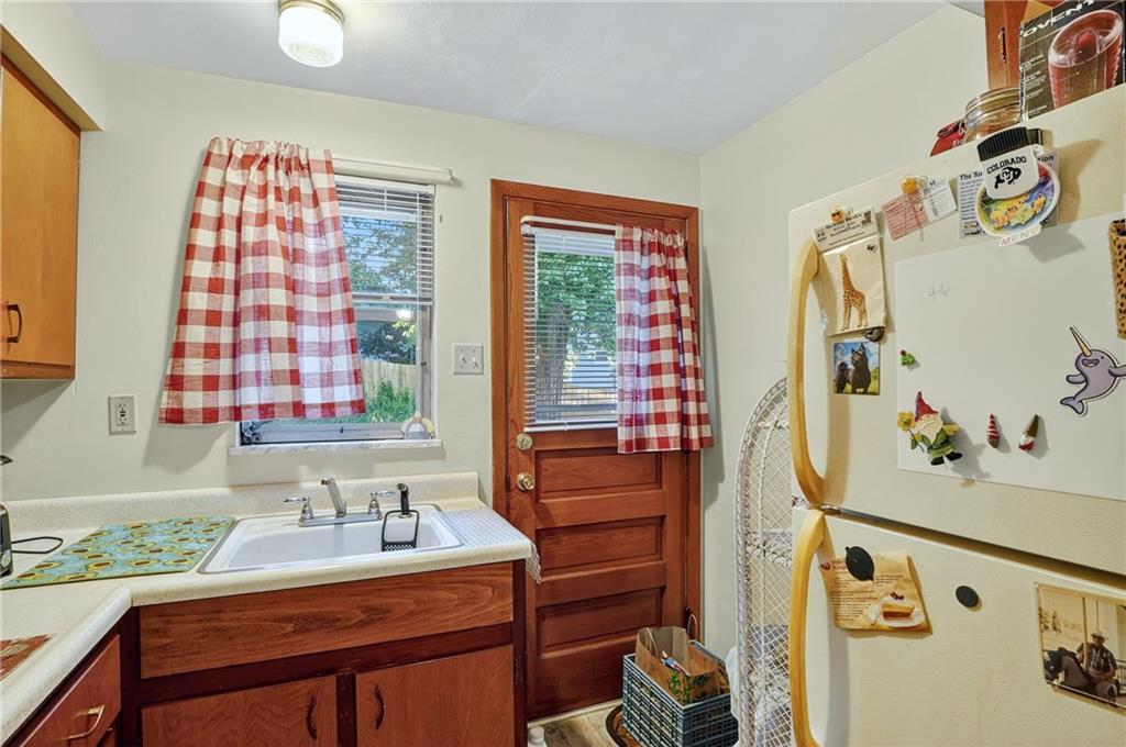 718 West Ingomar Road Pittsburgh, PA 15237 - Photo 21 of 40 a bathroom with a sink and a window