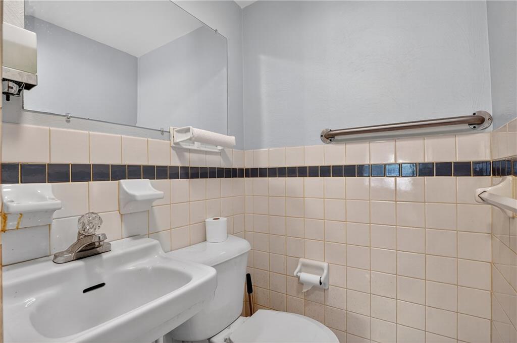 718 West Ingomar Road Pittsburgh, PA 15237 - Photo 29 of 40 a bathroom with a sink toilet and shower