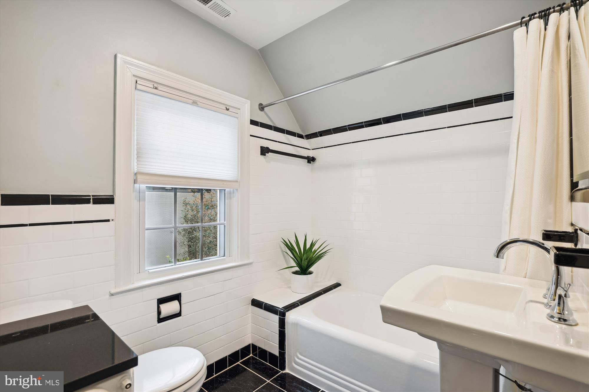 2209 Russell Road Alexandria, VA 22301 - Photo 23 of 48 Upper level full bath