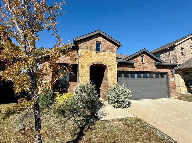 a view of front of house with a yard