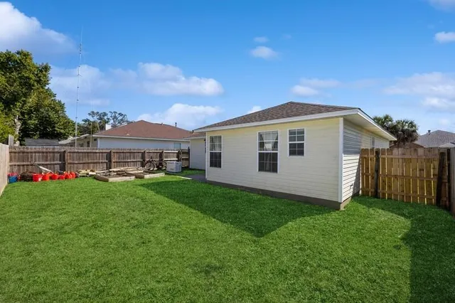 a view of a house with a backyard