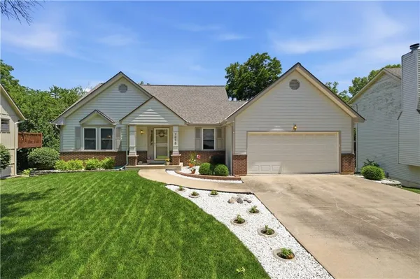 $370,000 | 7915 Woodstone Street, Lenexa, KS 66219
