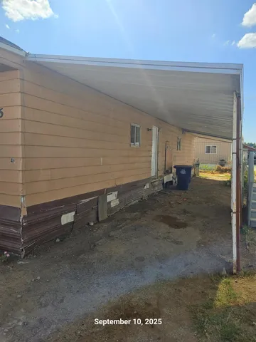 a view of parking area