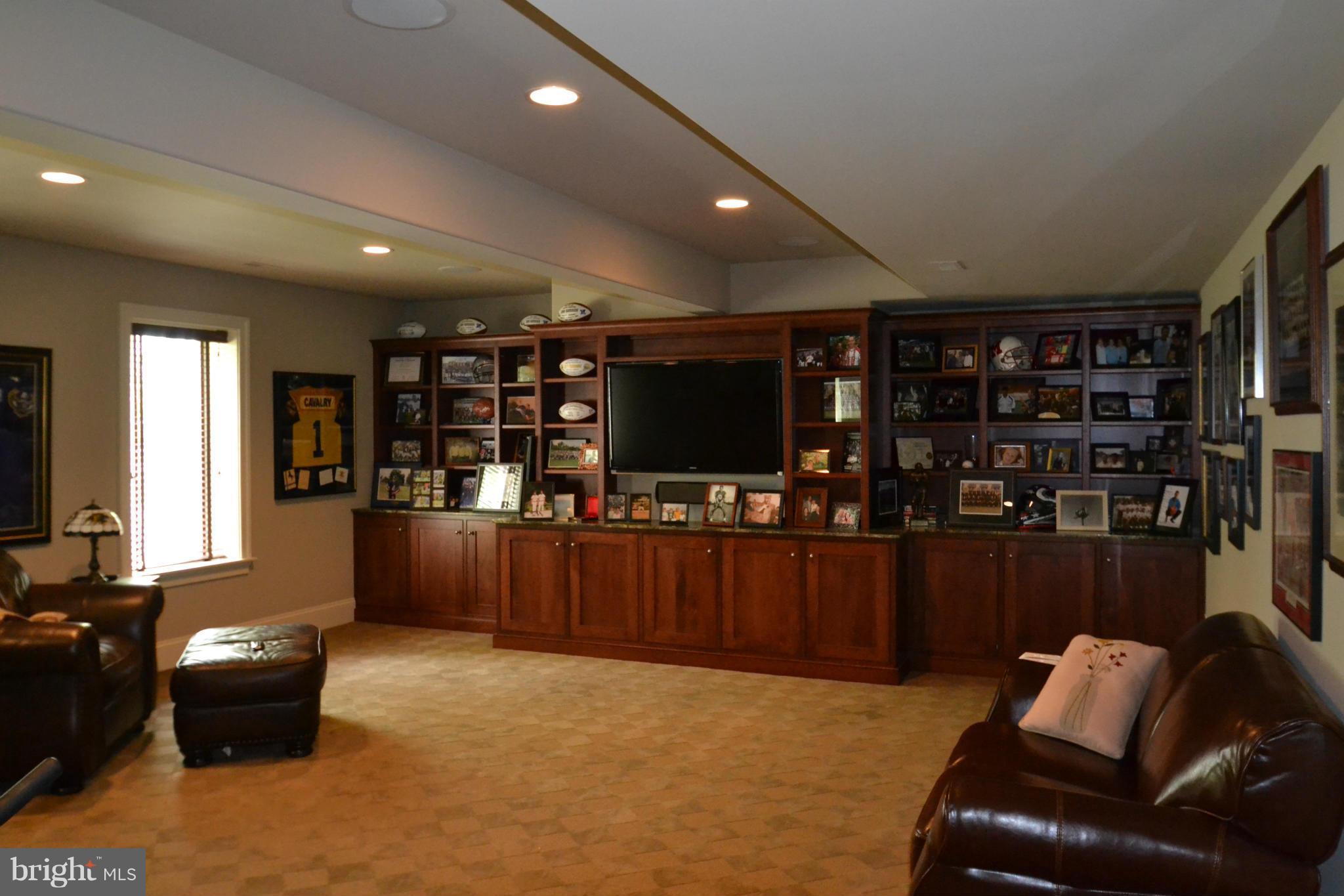 1827 Ridge Road Reisterstown, MD 21136 - Photo 23 of 30 a room with furniture