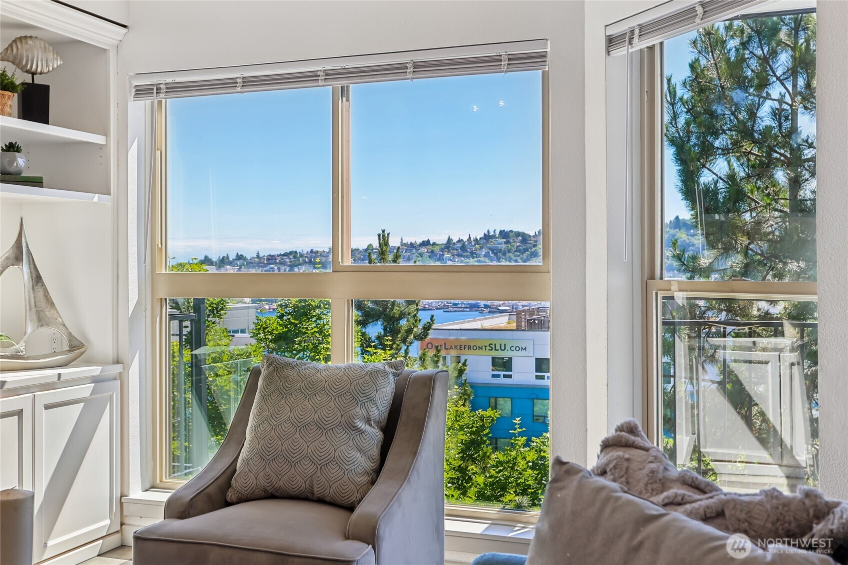 701 Galer Street, Unit 813 Seattle, WA 98109 - Photo 3 of 40