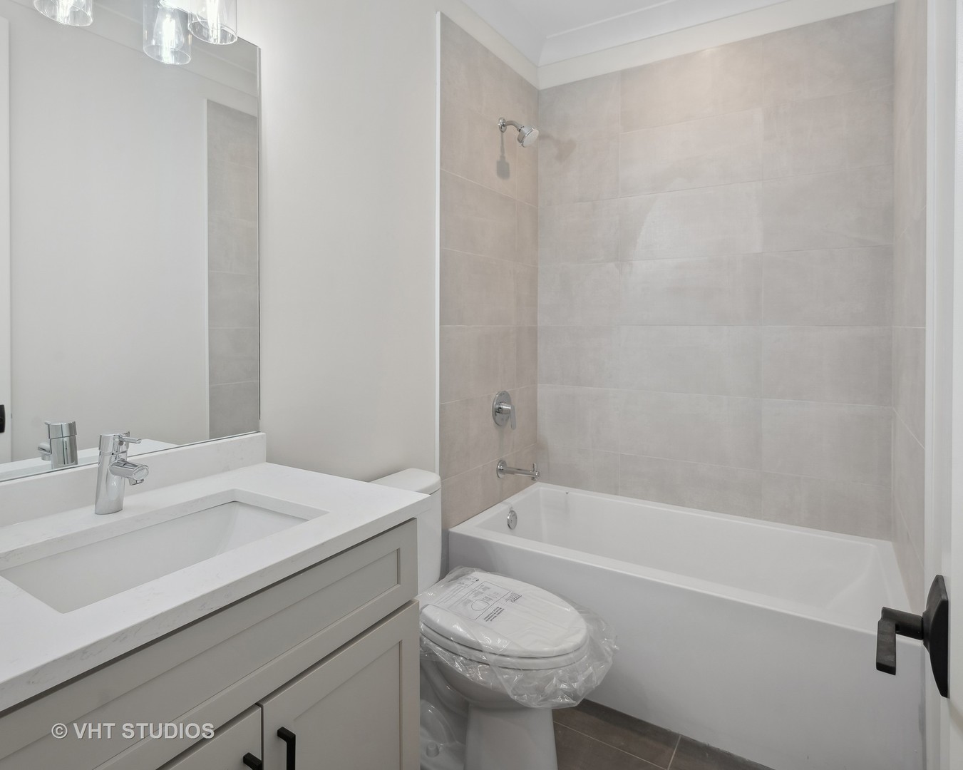 3018 North Seminary Avenue Chicago, IL 60657 - Photo 18 of 62 a bathroom with a sink toilet vanity and bathtub