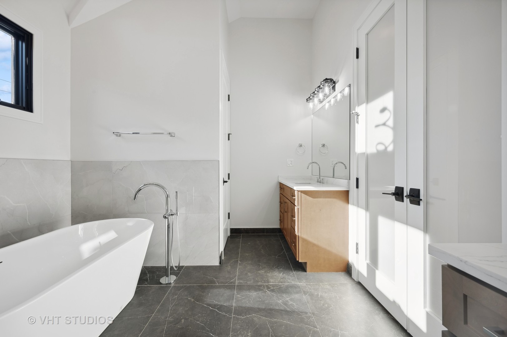 3018 North Seminary Avenue Chicago, IL 60657 - Photo 25 of 62 a bathroom with a tub sink and mirror