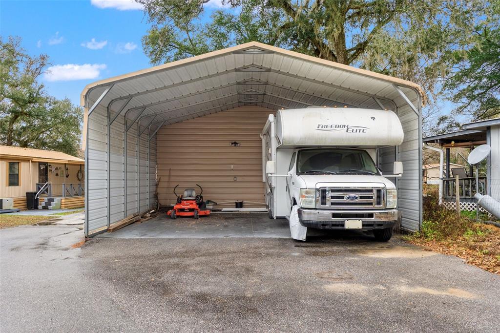 7154 County Road 651 Bushnell, FL 33513 - Photo 2 of 34 a front view of a house with a garage