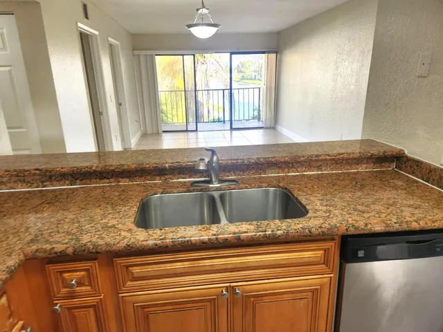 $1,850 | 1520 Lake Crystal Drive, Unit F, West Palm Beach, FL 33411