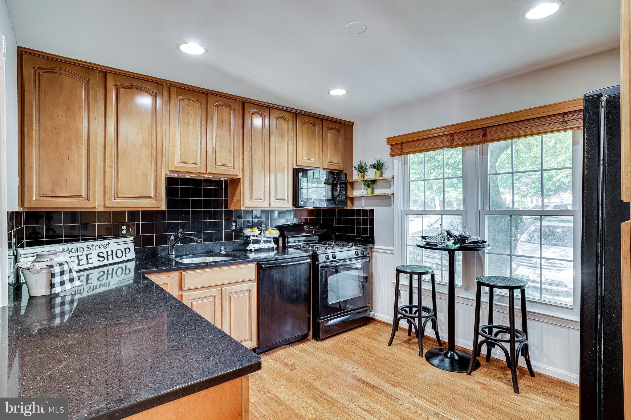 11865 Dunlop Court Reston, VA 20191 - Photo 12 of 76 Welcoming sunny kitchen with SO much storage space