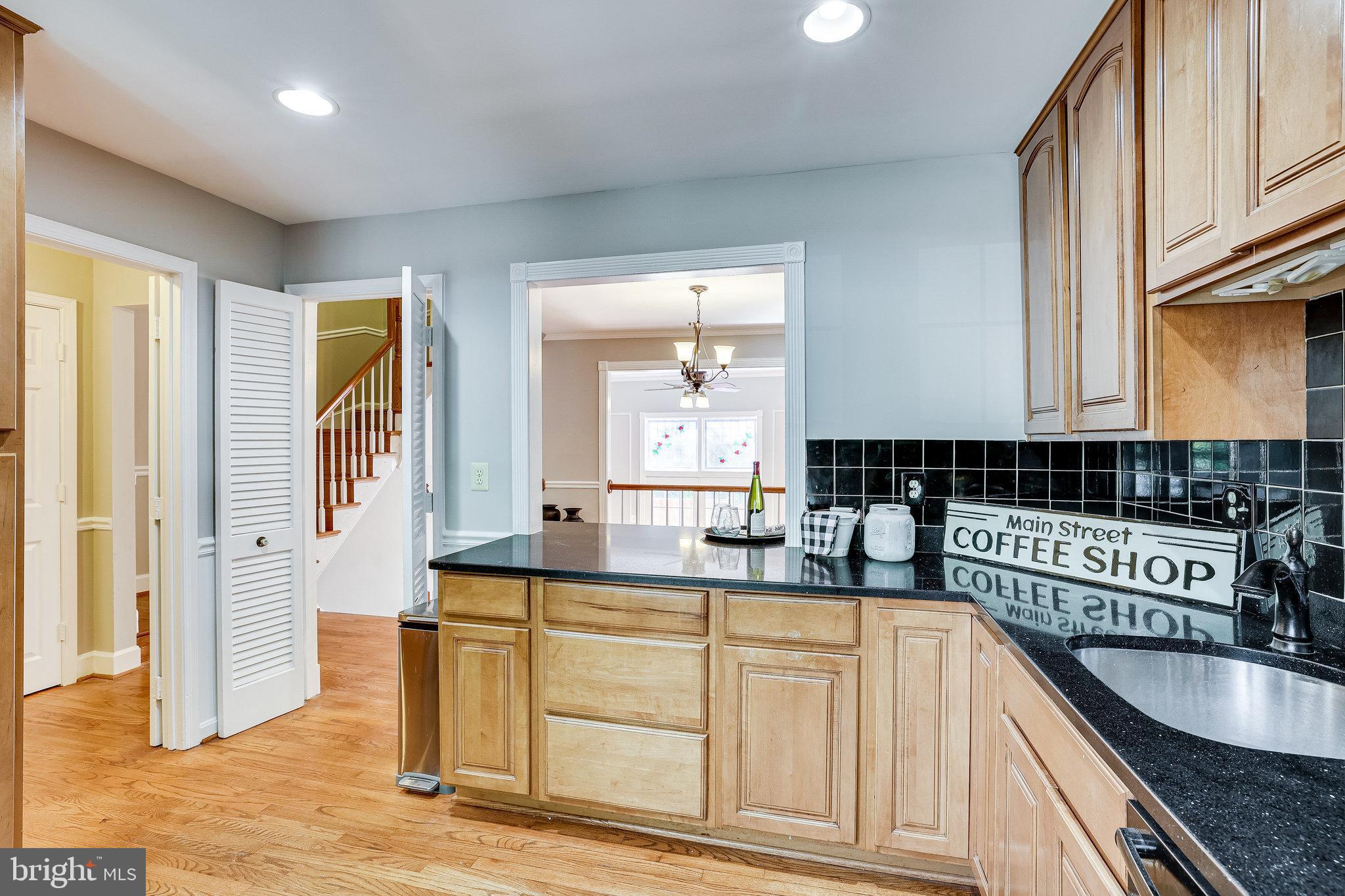 11865 Dunlop Court Reston, VA 20191 - Photo 25 of 76 Beautiful light-filled kitchen
