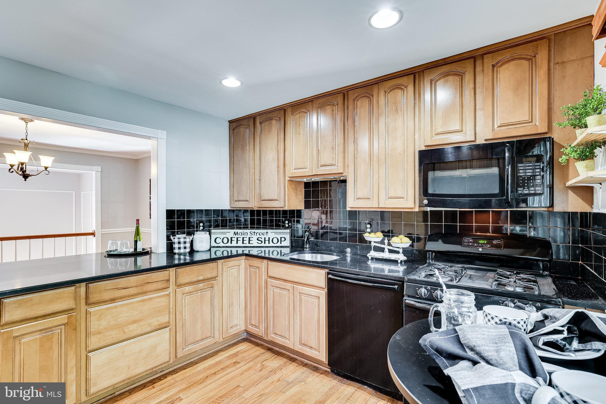 11865 Dunlop Court Reston, VA 20191 - Photo 4 of 76 Discover your inner chef in this awesome kitchen