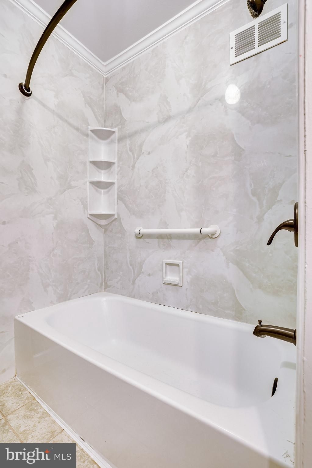 11865 Dunlop Court Reston, VA 20191 - Photo 30 of 76 Upper level hall bath