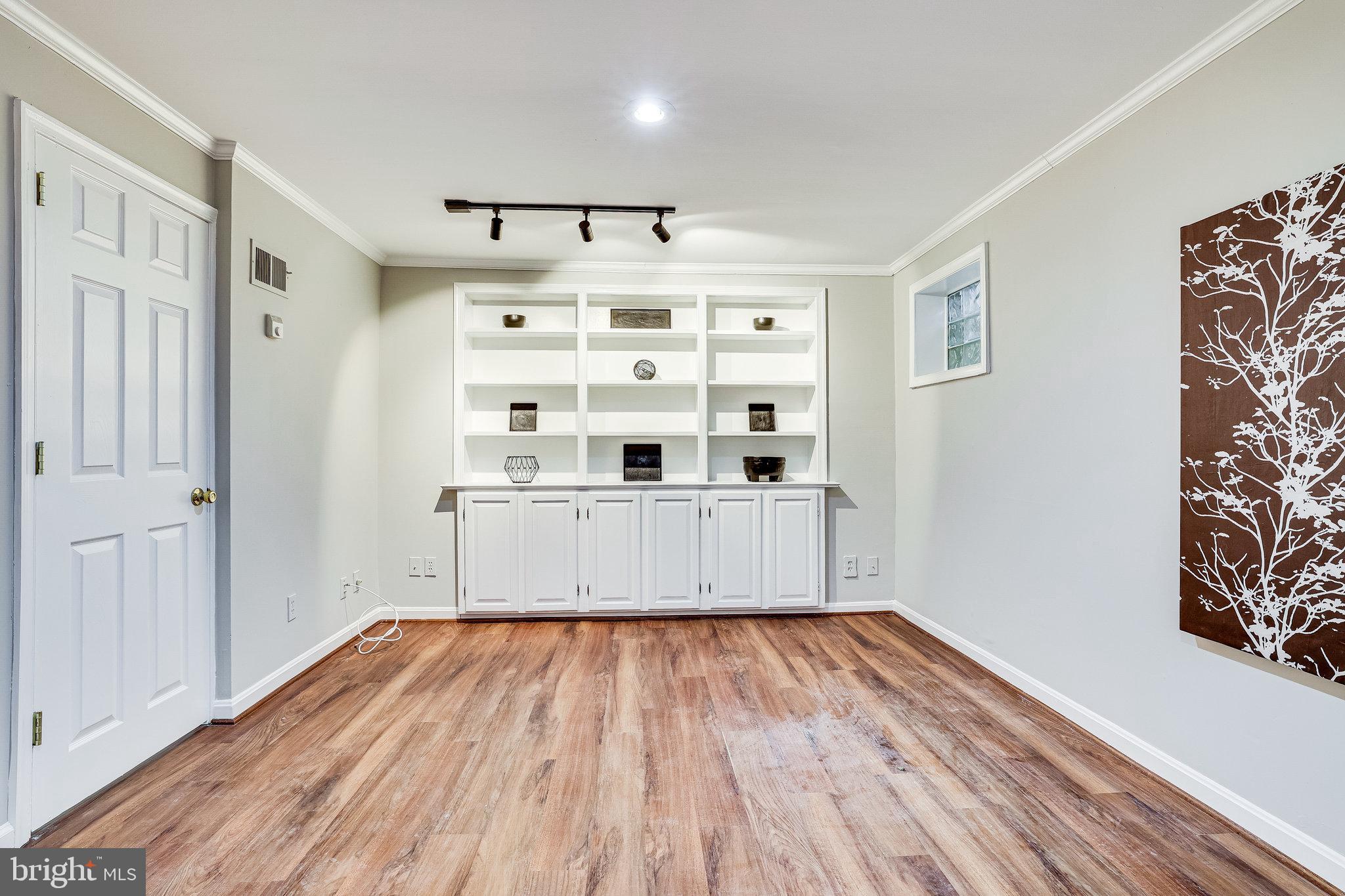 11865 Dunlop Court Reston, VA 20191 - Photo 44 of 76 Fantastic family room with 2 generous closets