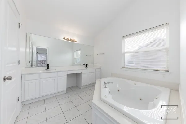 $579,900 | 1110 Oakhill Drive, Aurora, IL 60502