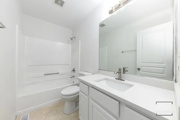 $579,900 | 1110 Oakhill Drive, Aurora, IL 60502